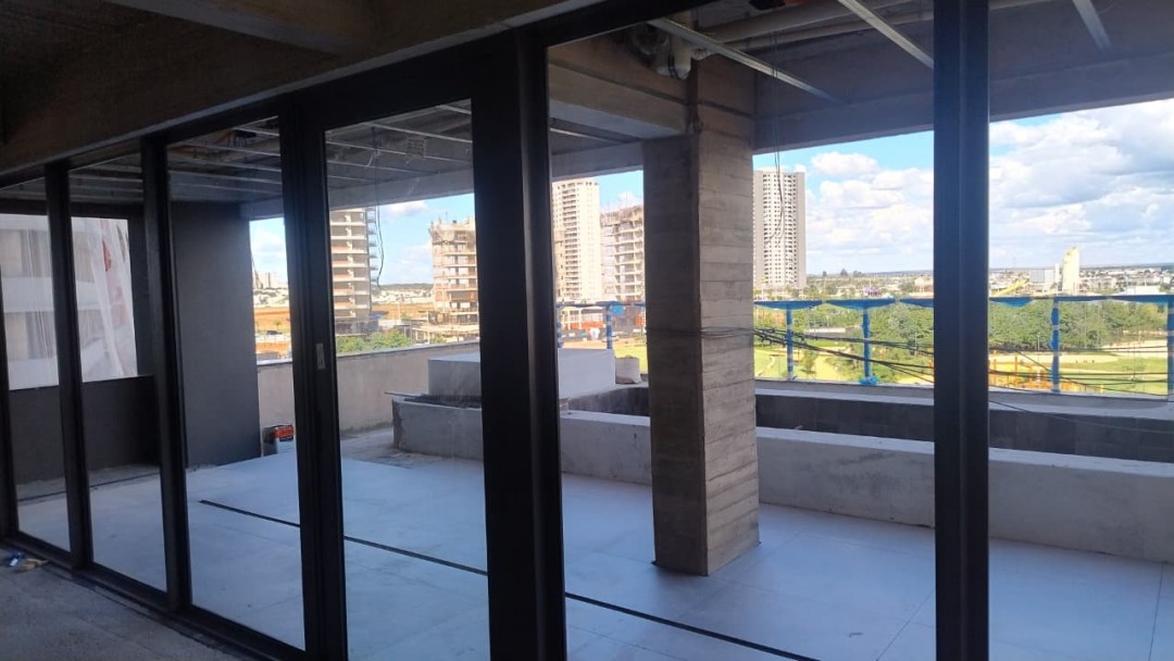 Instalação das Esquadrias e assentamento do revestimento do piso da área comum do 5° pav.