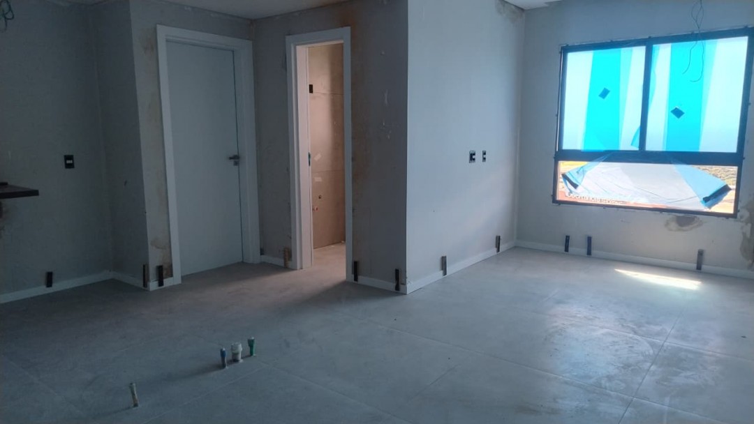 Instalação das portas de madeira e assentamento de porcelanato do piso 14° pav.
