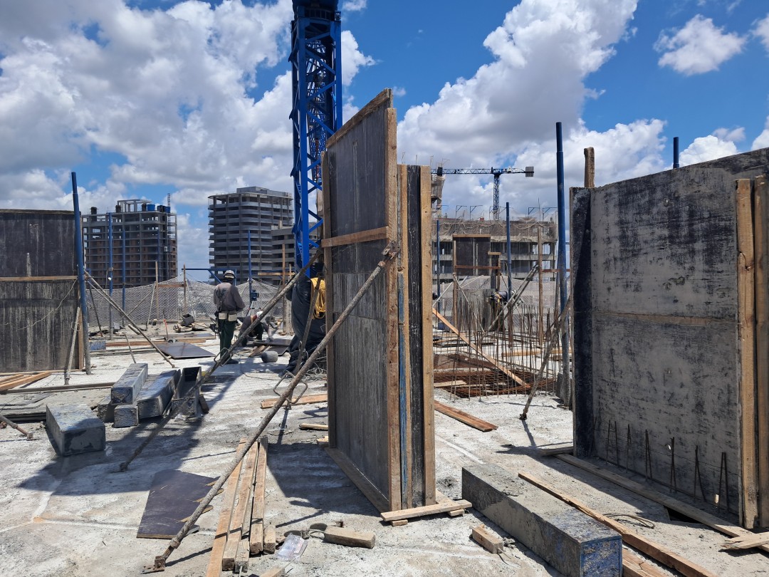 Montagem forma de pilares 21° pav.