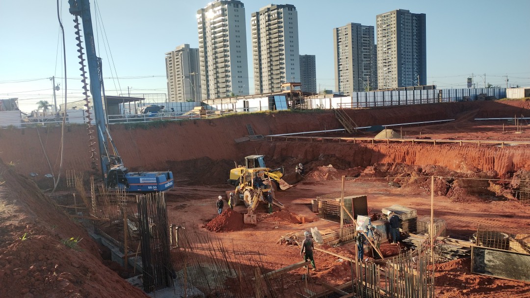 Escavação de estacas de fundação