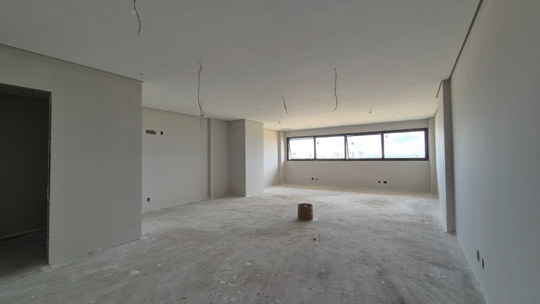 Primeira demão de pintura nas salas do 25° pav.