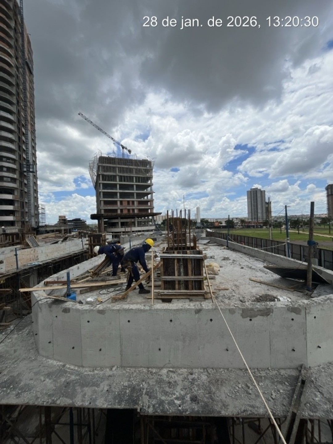 Montagem da forma dos pilares que nascem do mezanino para o 1° tipo