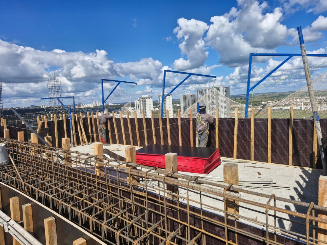 Confecção de formas do Deck e Piscina - 90% da estrutura concluída