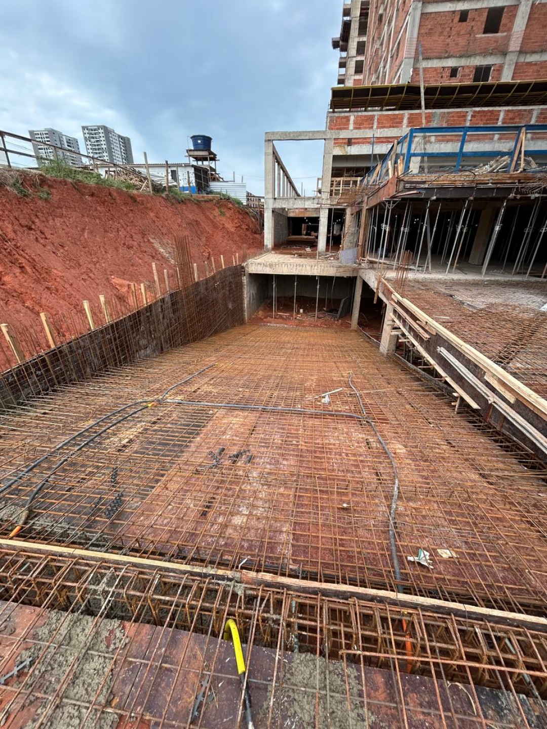 Execução rampa de acesso ao 2° subsolo.