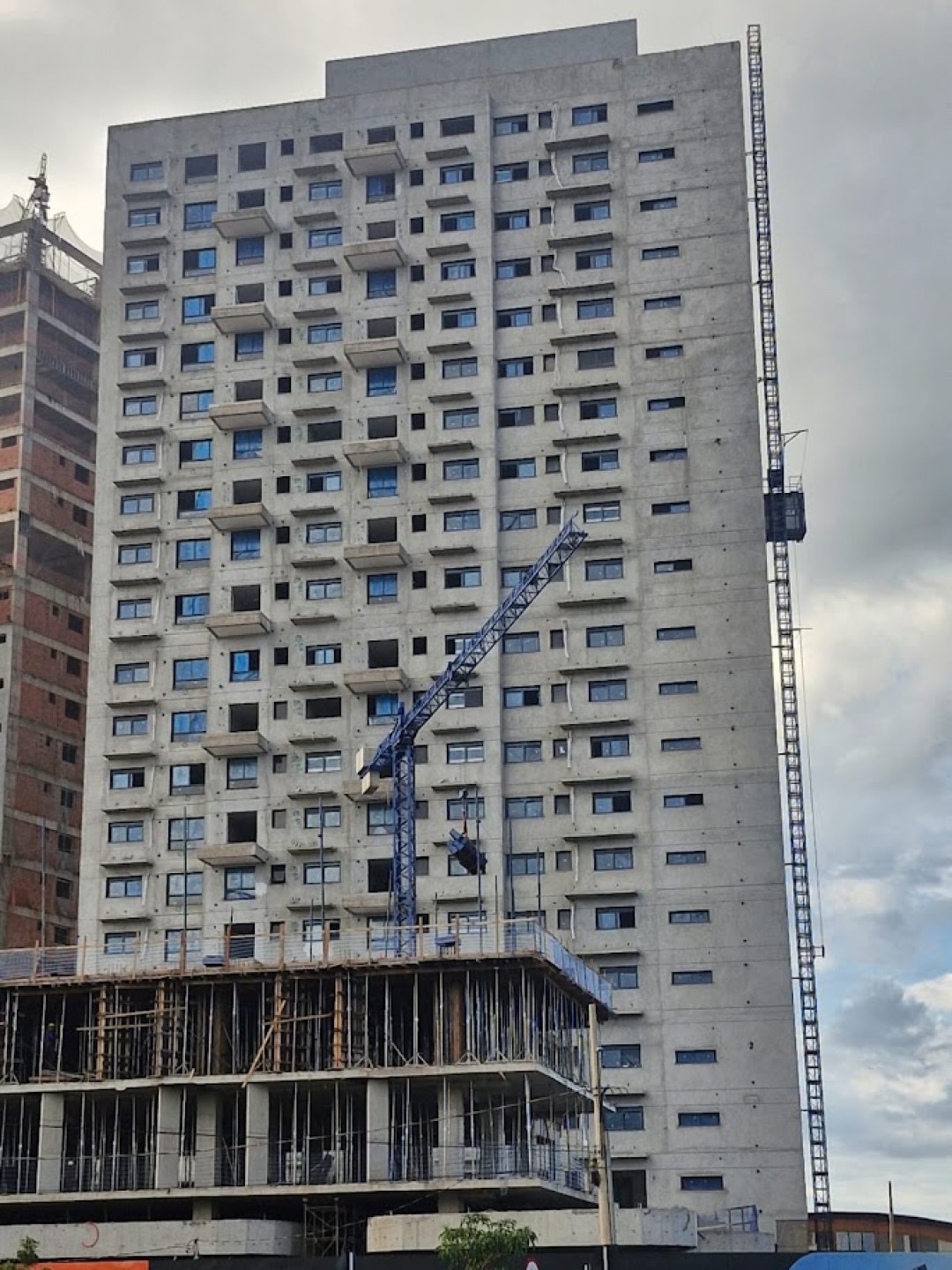 Instalação portas de madeira 12° pav.