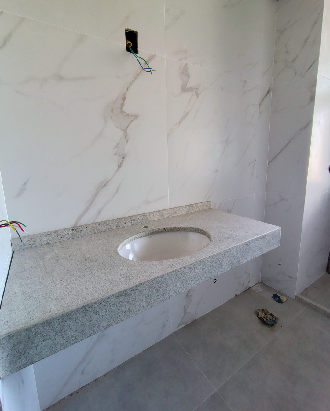 Assentamento de bancadas de granito do 4° pav.