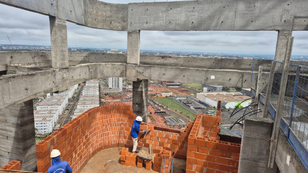 Execução de alvenaria em 26º pav. (cobertura)