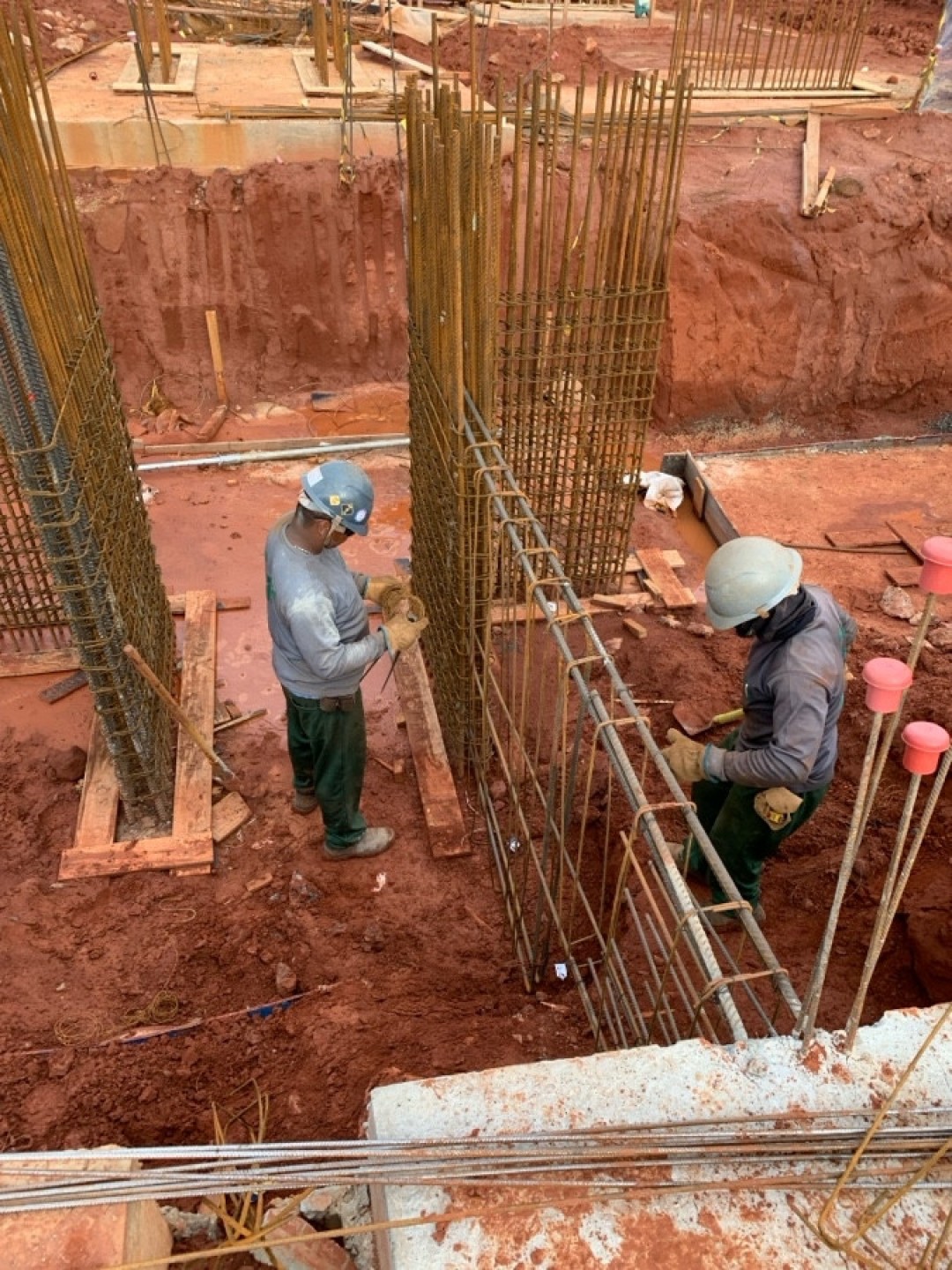 Montagem armação das vigas baldrames