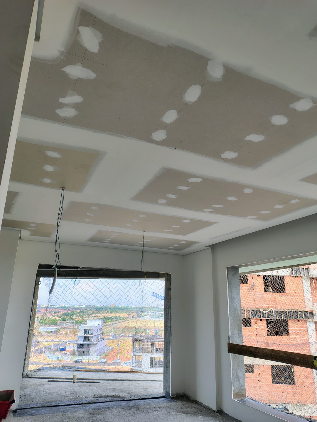 Acabamento do forro de gesso do 7° Pavimento e aplicação da massa corrida