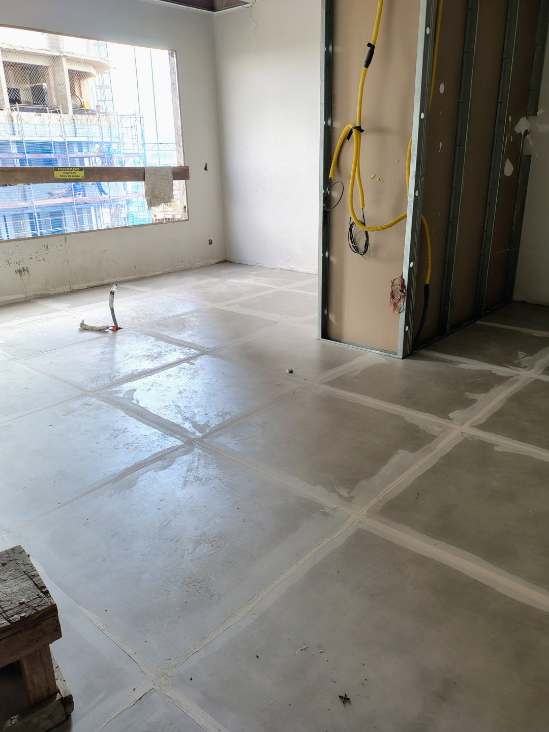 Assentamento do porcelanato do piso do 4° Pavimento