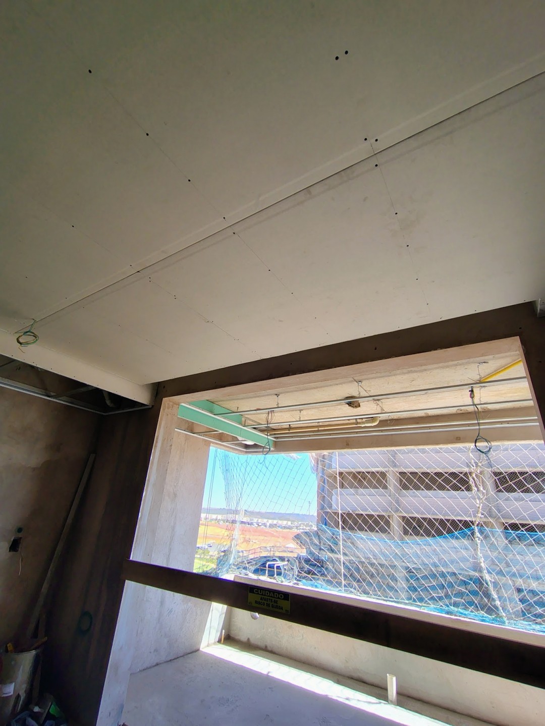 Estruturação e plaqueamento do forro de gesso do 4° pav.